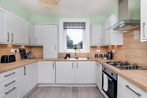3 Bedroom Flat - Free Parking