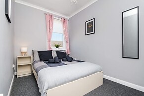 3 Bedroom Flat - Free Parking