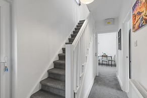 3 Bedroom House With Free Parking