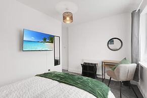3 Bedroom House With Free Parking