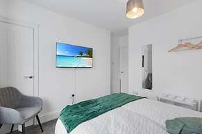 3 Bedroom House With Free Parking