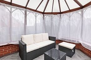 3 Bedroom House With Free Parking