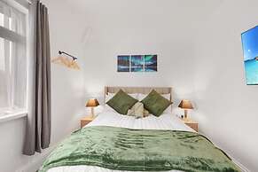 3 Bedroom House With Free Parking