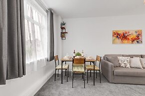 3 Bedroom House With Free Parking