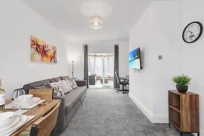 3 Bedroom House With Free Parking