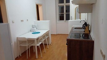 Bright 2BR Stay Close to Stadthalle