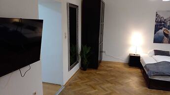 Bright 2BR Stay Close to Stadthalle