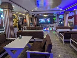 Luna Hotel And Lounge