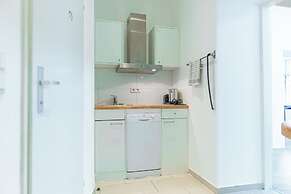 Budget 2BR Apt Near Wiener Stadthalle