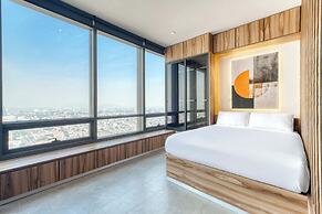 Luxury Studio - Revolution Monument View - Pool