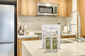 Luxury 2 BR Condo - Rooftop Pool With City View
