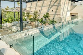 Luxury 2 BR Condo - Rooftop Pool With City View