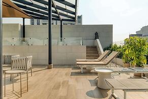 Luxury 2 BR Condo - Rooftop Pool With City View