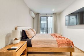 Luxury 2 BR Condo - Rooftop Pool With City View
