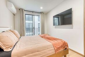 Luxury 2 BR Condo - Rooftop Pool With City View