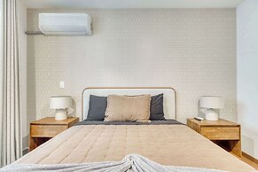Luxury 2 BR Condo - Rooftop Pool With City View