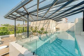 Luxury 2 BR Condo - Rooftop Pool With City View
