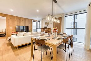 Luxury 2 BR Condo - Rooftop Pool With City View