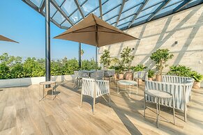 Luxury 2 BR Condo - Rooftop Pool With City View