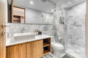 Luxury 2 BR Condo - Rooftop Pool With City View