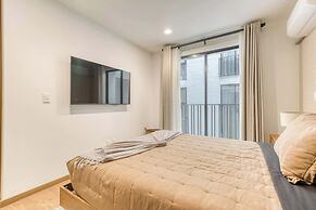 Luxury 2 BR Condo - Rooftop Pool With City View