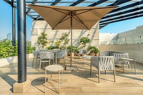 Luxury 2 BR Condo - Rooftop Pool With City View
