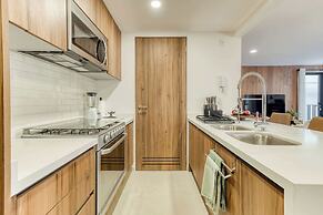 Luxury 2 BR Condo - Rooftop Pool With City View