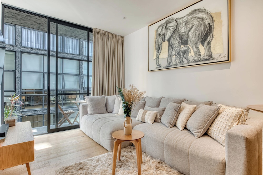 Centric 2 BR Condo - Gym - Open Air Cinema