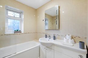 Isher 3 Bedroom 2 Bath Hse with Parking