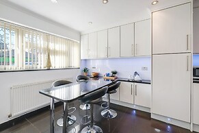 Isher 3 Bedroom 2 Bath Hse with Parking