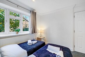 Isher 3 Bedroom 2 Bath Hse with Parking