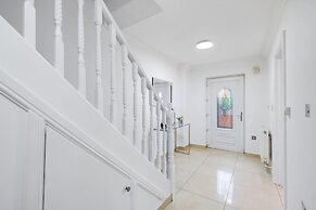 Isher 3 Bedroom 2 Bath Hse with Parking