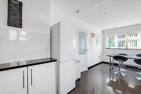Isher 3 Bedroom 2 Bath Hse with Parking