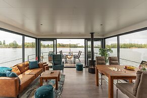 Havel Houseboat Serenity