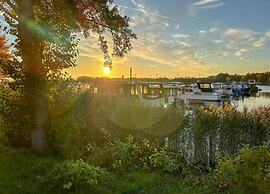 Havel Houseboat Serenity