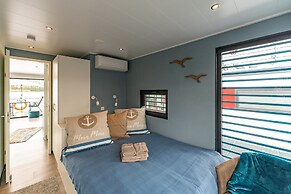 Havel Houseboat Serenity