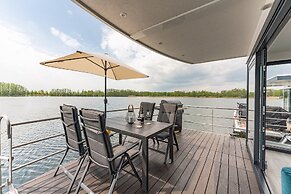 Havel Houseboat Serenity