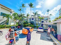 DELUXE STUDIOS HOTEL POOL AND BEACH