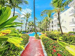 DELUXE STUDIOS HOTEL POOL AND BEACH