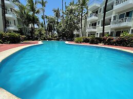 DELUXE STUDIOS HOTEL POOL AND BEACH