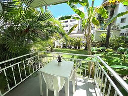 DELUXE STUDIOS HOTEL POOL AND BEACH