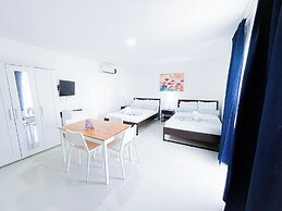 DELUXE STUDIOS HOTEL POOL AND BEACH