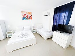 DELUXE STUDIOS HOTEL POOL AND BEACH