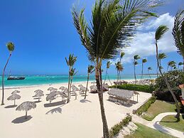 DELUXE STUDIOS HOTEL POOL AND BEACH