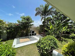 DELUXE STUDIOS HOTEL POOL AND BEACH