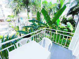 DELUXE STUDIOS HOTEL POOL AND BEACH