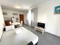DELUXE STUDIOS HOTEL POOL AND BEACH
