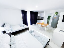 DELUXE STUDIOS HOTEL POOL AND BEACH