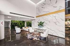 Spacious City Escape With Pool, Gym & Free Parking