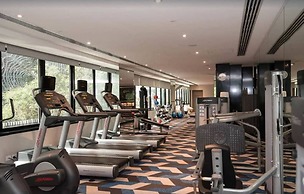 Spacious City Escape With Pool, Gym & Free Parking